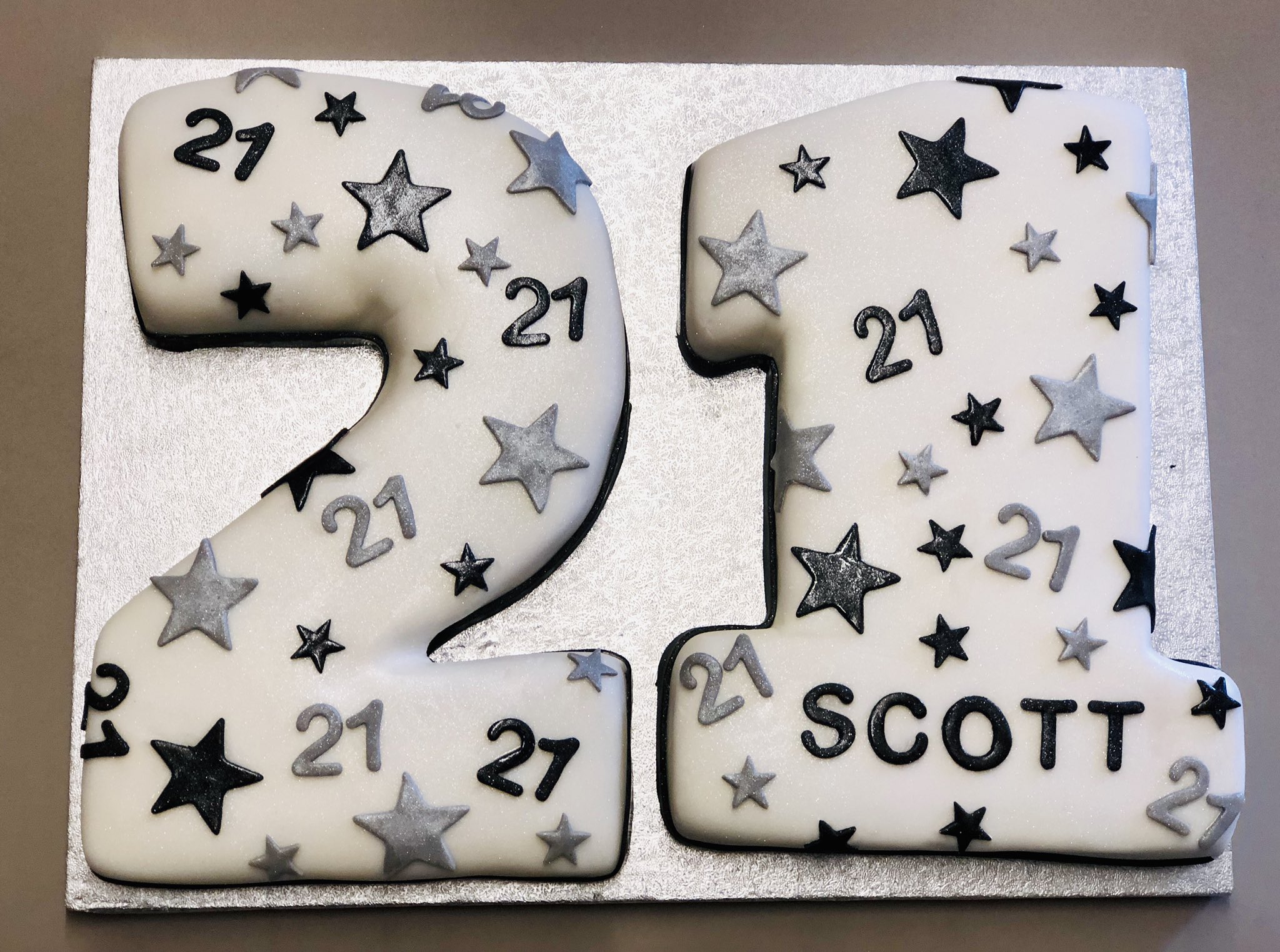 Katie Home Cook 🏴󠁧󠁢󠁷󠁬󠁳󠁿 auf Twitter: „Black &amp; silver #21st # Birthday #Cake... I made this for a friend in work who didn't really know  what he wanted! So I kept the outside