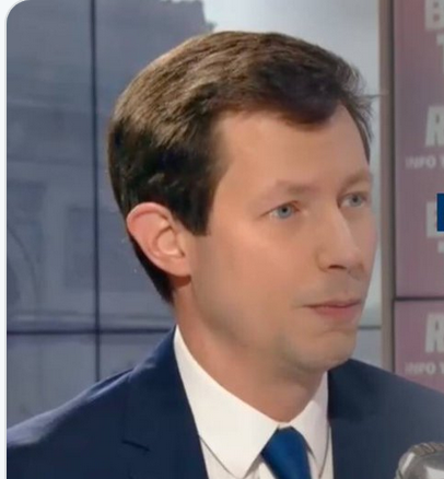 Brumedemer's tweet photo. @Carolinebharati @LeHuffPost @anne_sinclair Le surdoué, il est tellement au-dessus du lot que qu'elle n'a pas voulu le mêler aux autres. #Lexplication
#Europeennes2019 #JeVoteBellamy https://t.co/El7LzO6OMN