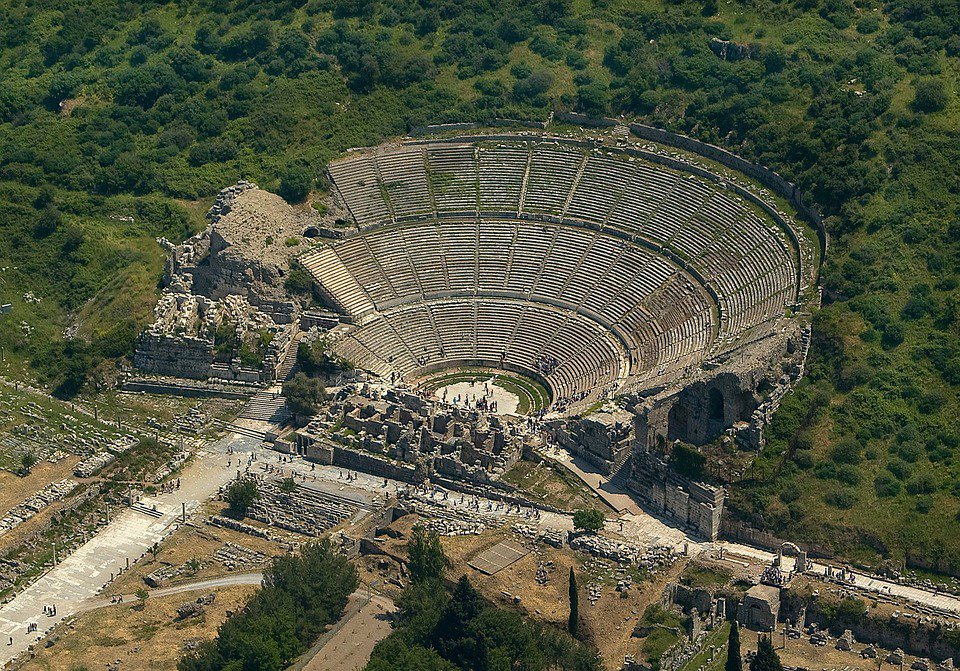 TuiterodeTormes's tweet photo. El Gran Teatro de Éfeso (Turquía), ampliado por los romanos en el siglo I d.C., tenía capacidad para 25.000 espectadores. #DiaMundialDelTeatro #Teatro https://t.co/k9rhIFqhPs