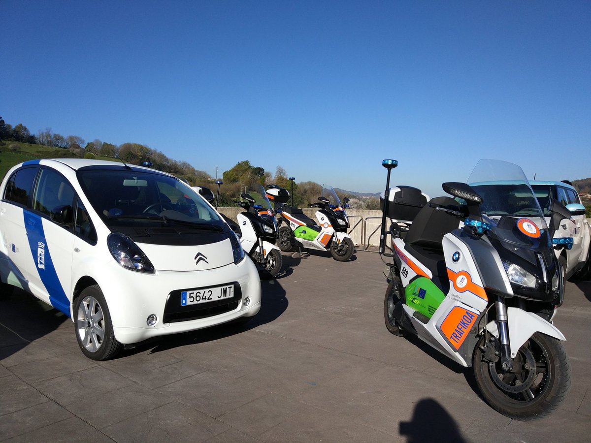 ReplicateEU's tweet photo. 🔎 Half of the group is visiting the #Enertic #smart building and learning about the #smart taxis, cars and motorbikes that are used to test the last #mobilty implementations in #donostia #SanSebastián #EuropeanSmartProjectsSummit https://t.co/RpaImvGeF3