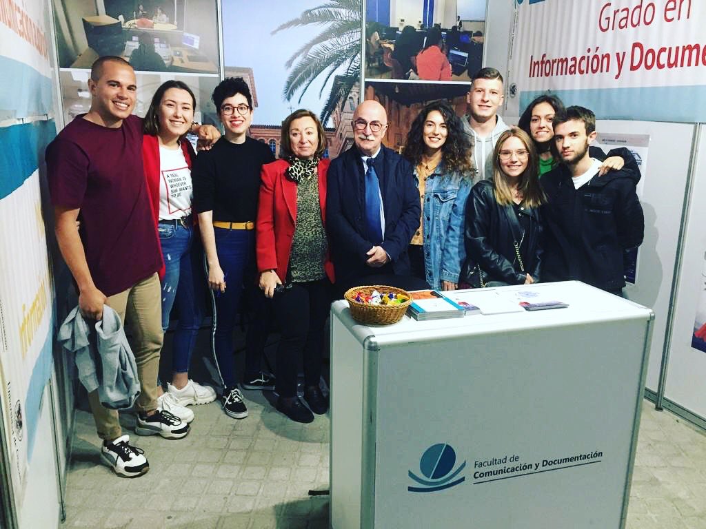 fcd_ugr's tweet photo. ¡Ya estamos todos reunidos para ponerte el día de todo! 💃🏼
Vente a conocernos por si tienes cualquier inquietud relacionada con nuestro ámbito 😎
📌 Campus de la Salud (Granada)

#stand #equipo  #marzo #grado #informacion #documentacion #jornadas #docuinformate @PTSGranada https://t.co/vwUc7kt843