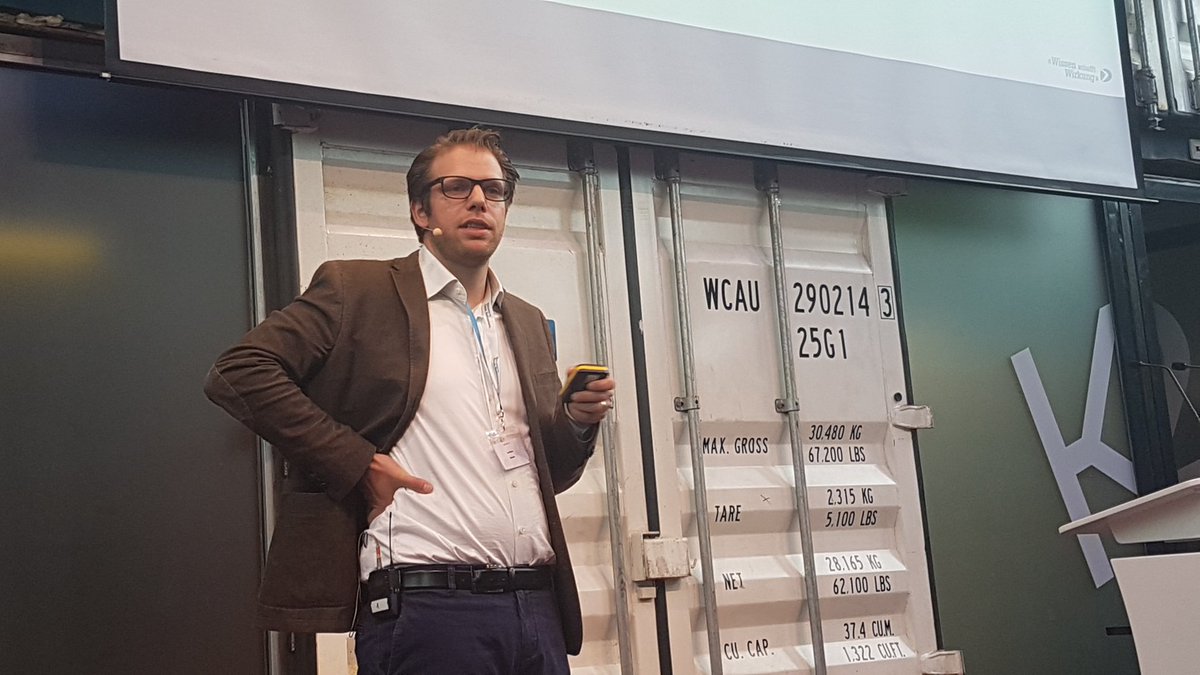 OlafKunz's tweet photo. "Was ist der Unterschied zwischen extrovertierten und introvertierten #DataScientists? Die extrovertierten schauen beim reden deine Schuhe an, die introvertierte ihre eigenen" 😀 Prof. Ivo Blohm bei der #AIinMarketing https://t.co/t6GnAqDV7l