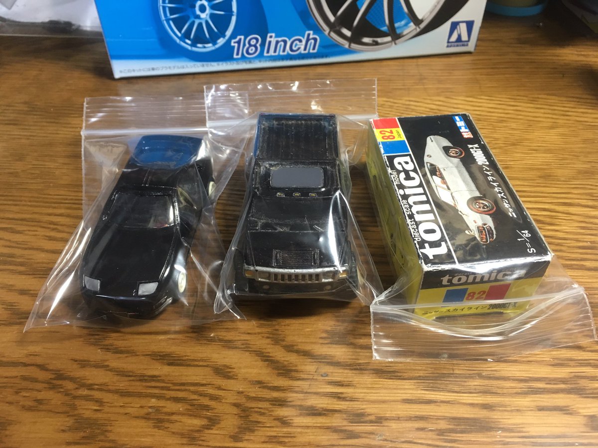 でーそん Cs系 こないだのa4ケースのツイートに 小さな袋に入れてみては 的なリプを頂いたので早速購入 皆さんも参考にしてくださいな 7 10 Cm にはハマーやモータートミカを収納可能 箱は厳しそう 6 7 5 Cm にはほとんどのトミカが収納可能 ダイソー