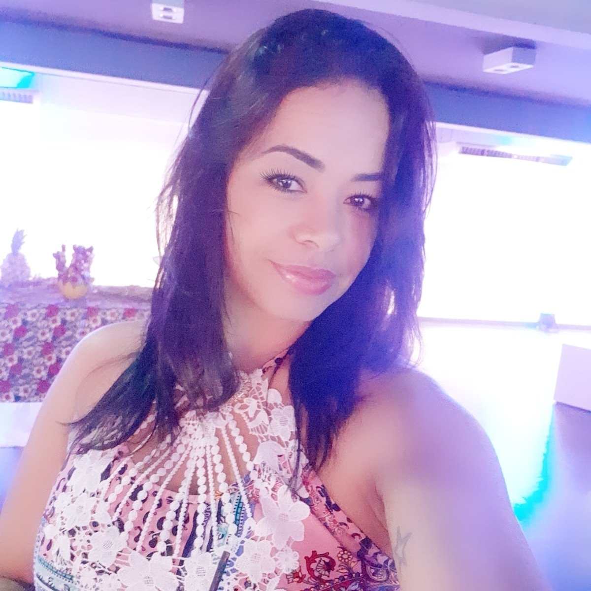 DryCamilo's tweet photo. Mas ela é linda, porque ela é de verdade.
Se olhar fixamente para ela você consegue ver sua alma, se olhar com cuidado poderá ver seu coração pulsando todo o amor que ela carrega lá dentro.
Ela tem celulites, seu corpo não segue nenhum padrão, mas ela é Amor https://t.co/R18cX6NmqM