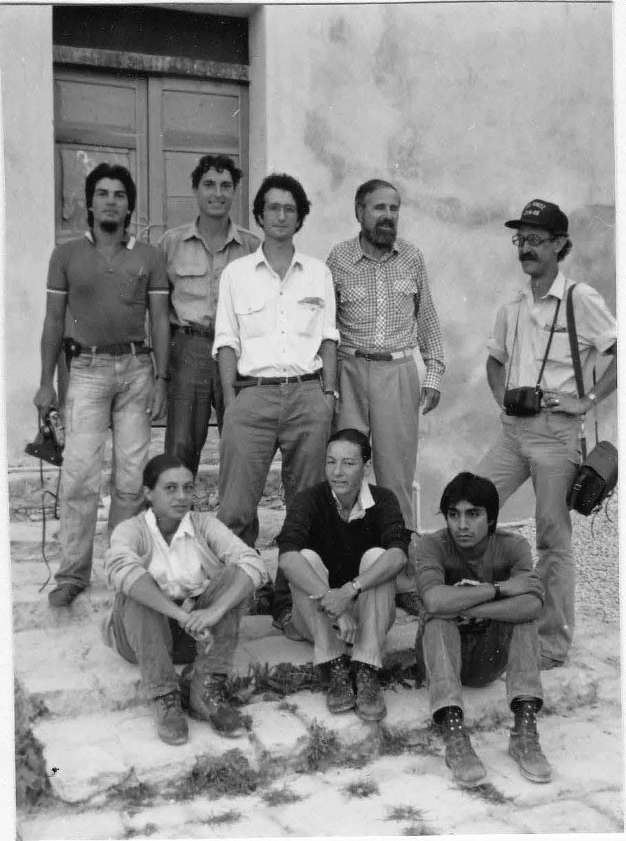 inahcampeche's tweet photo. El equipo francés que trabajó en el sitio de Xculoc, Campeche, en 1985. 
Sentados: Fabienne de Pierrebourg, Charlotte Arnauld, Rodolfo Avila.
De pie: Riogoberto Navarro, Pascal Mongne, Philippe Geslin, Pierre Becquelin, Eric Taladoire. Foto tomada de la página del Dr. Taladoire https://t.co/rcdsjcTjhX