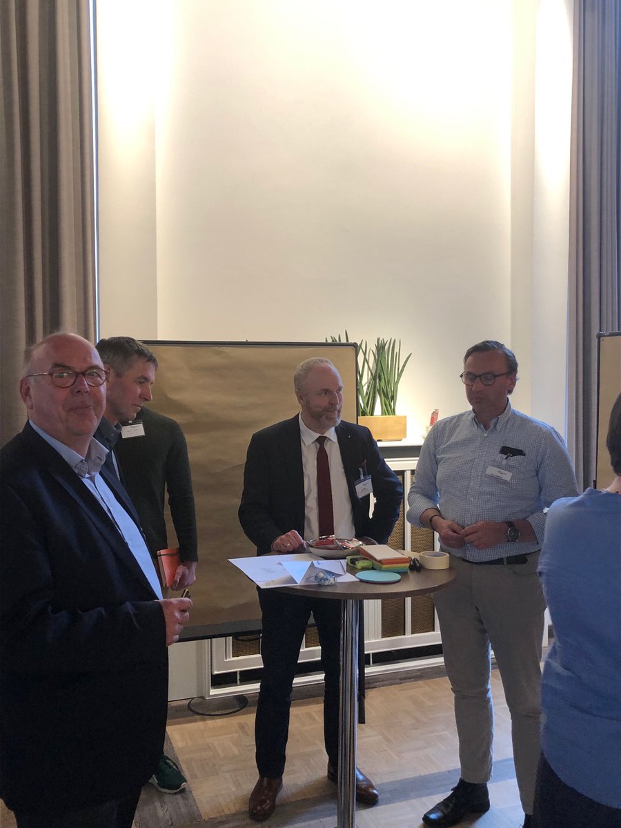 Sebreimann's tweet photo. #Innovation #BarCamp von @the_LIHH: Die Teams haben sich gefunden und denken out of the box in Sachen #Zukunft der #Logistik https://t.co/dyXdLVqusN