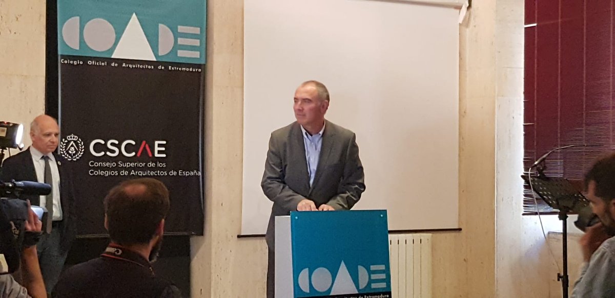 plenaextremadur's tweet photo. #DavosDeclaration #Extremadura El presidente de Plena inclusión Extremadura @PEDROCALDERONR firma la adhesión a la declaración institucional "Por la calidad del entorno construido" en @ArquiExt_COADE junto a @decano_COADE https://t.co/fIPAHZ6gde