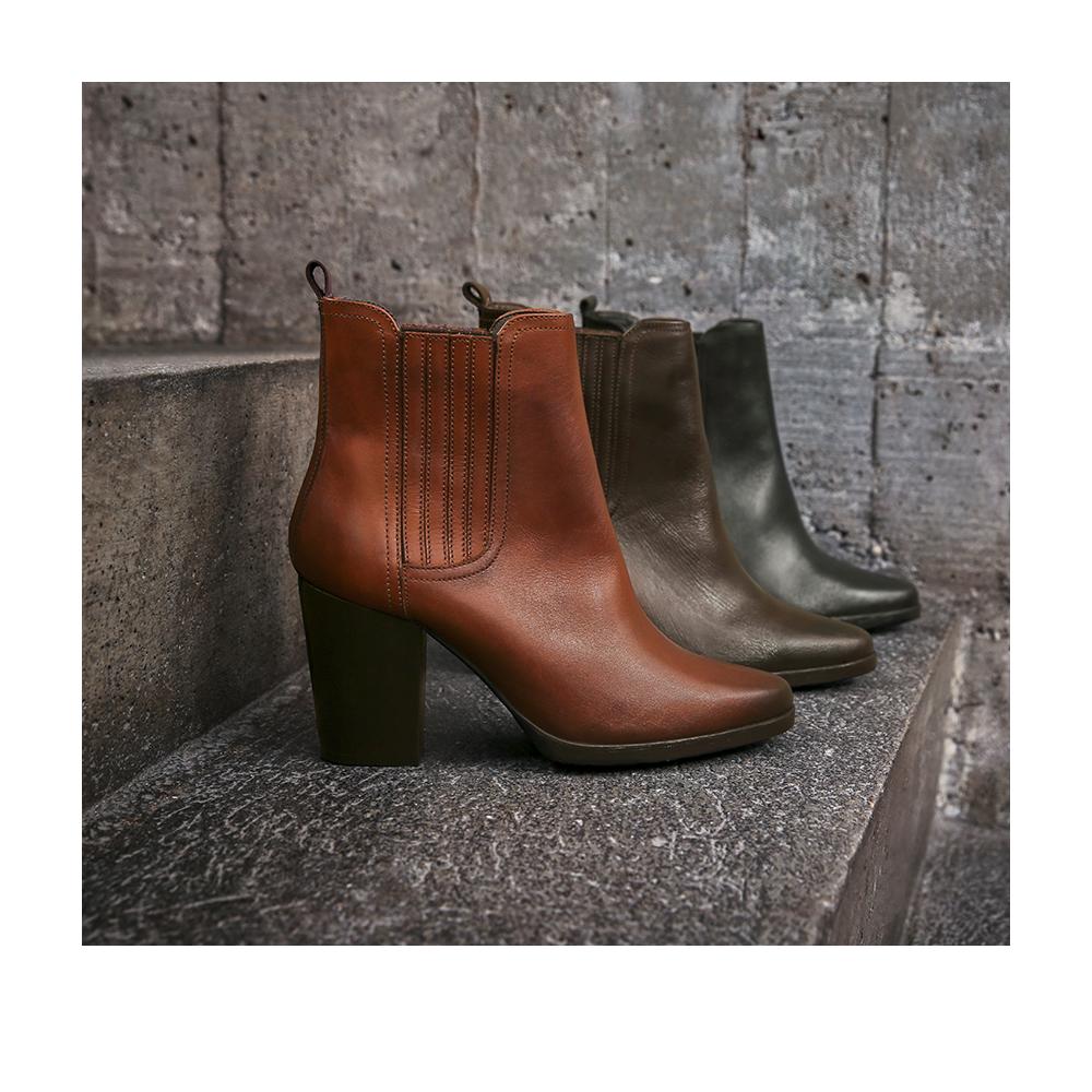 Shoestock's tweet photo. Caramelo, café ou preta? Qual versão da bota de cano curto você escolheria para completar o look? Conheça este e muitos outros modelos exclusivos na nova coleção! | Bota Cano Curto por R$ 379,90. | #shoestock #Inverno19 https://t.co/YEpPyeMsia