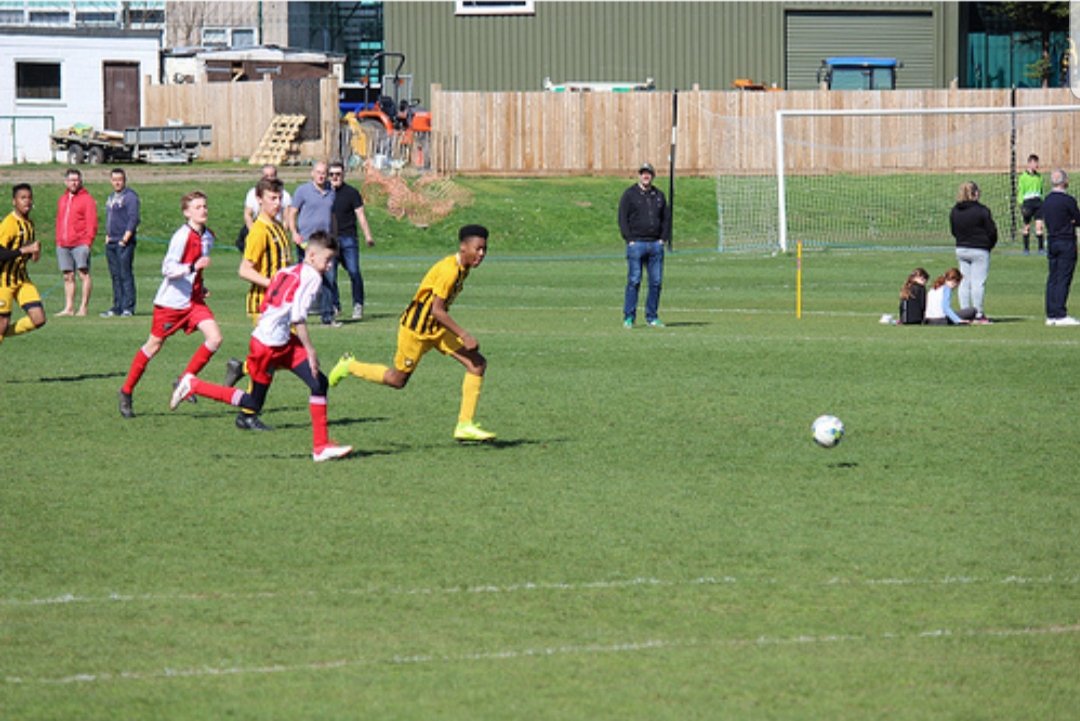 BigDaddyKM84's tweet photo. A few action shots of my boys return to Beckenham Town Juniors in there double header after 6 months out with a broken arm and not once did he pull away from a challenge, SOLDIER!!! #beckenhamtownjuniors #defender #minorsetbacks #backwithabang https://t.co/oQo6Sx5CwW