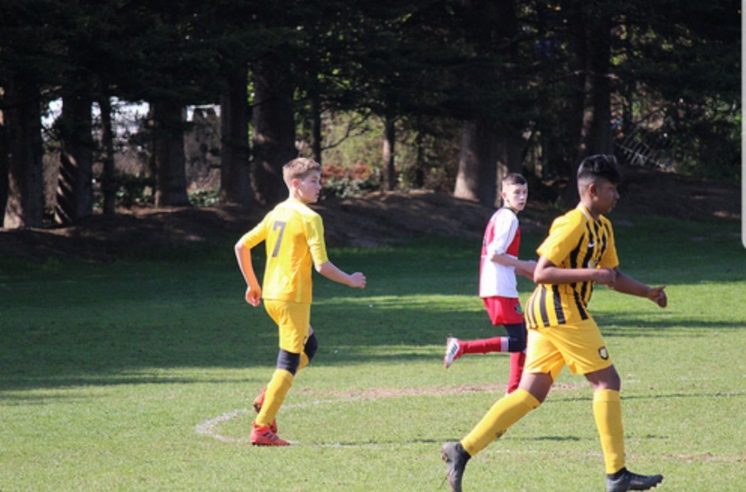 BigDaddyKM84's tweet photo. A few action shots of my boys return to Beckenham Town Juniors in there double header after 6 months out with a broken arm and not once did he pull away from a challenge, SOLDIER!!! #beckenhamtownjuniors #defender #minorsetbacks #backwithabang https://t.co/oQo6Sx5CwW