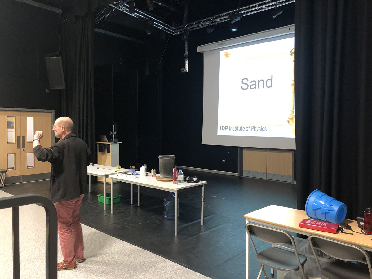 The afternoon session welcomes St Paul’s, Portsdown and West Hill Park school. Ready to see some #rocketscience with Trevor Plant @IOPLSE <a href="/CastleviewUl/">CastleviewUL</a>