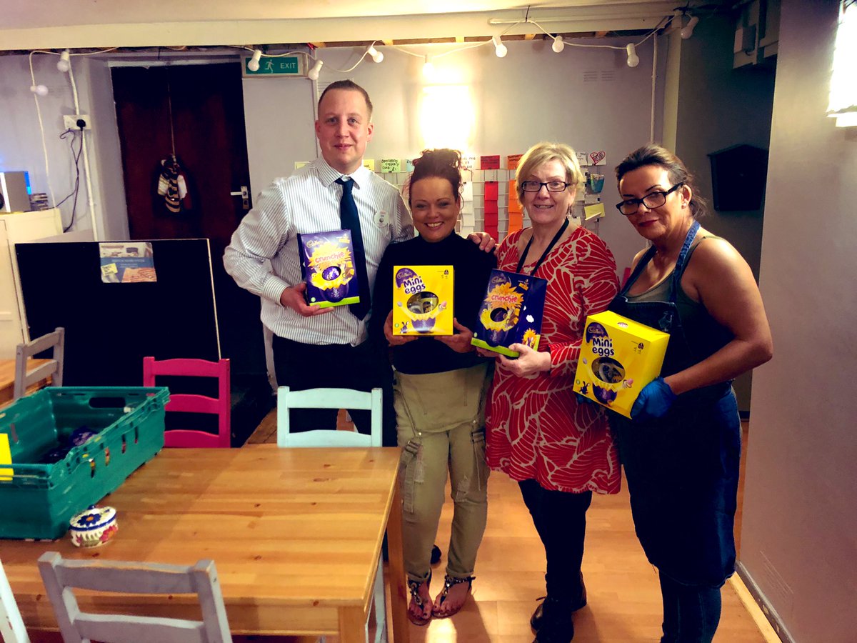 Mossley Road express proudly helping infinity are local charity who supports homeless men and the community with making and serving hot meals!!! #OneTeam #teamtesco #easterbunny @izablizzie @nabby78