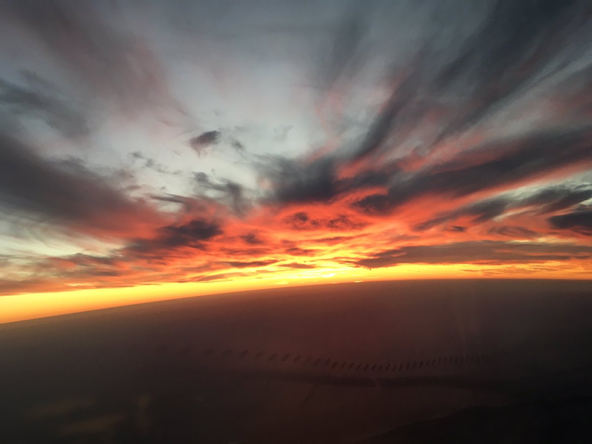 Tommylism's tweet photo. We are treated to an amazing African sunset as we head north from Cape Town to London #nofilter #BA58 https://t.co/i62bBZxIYf