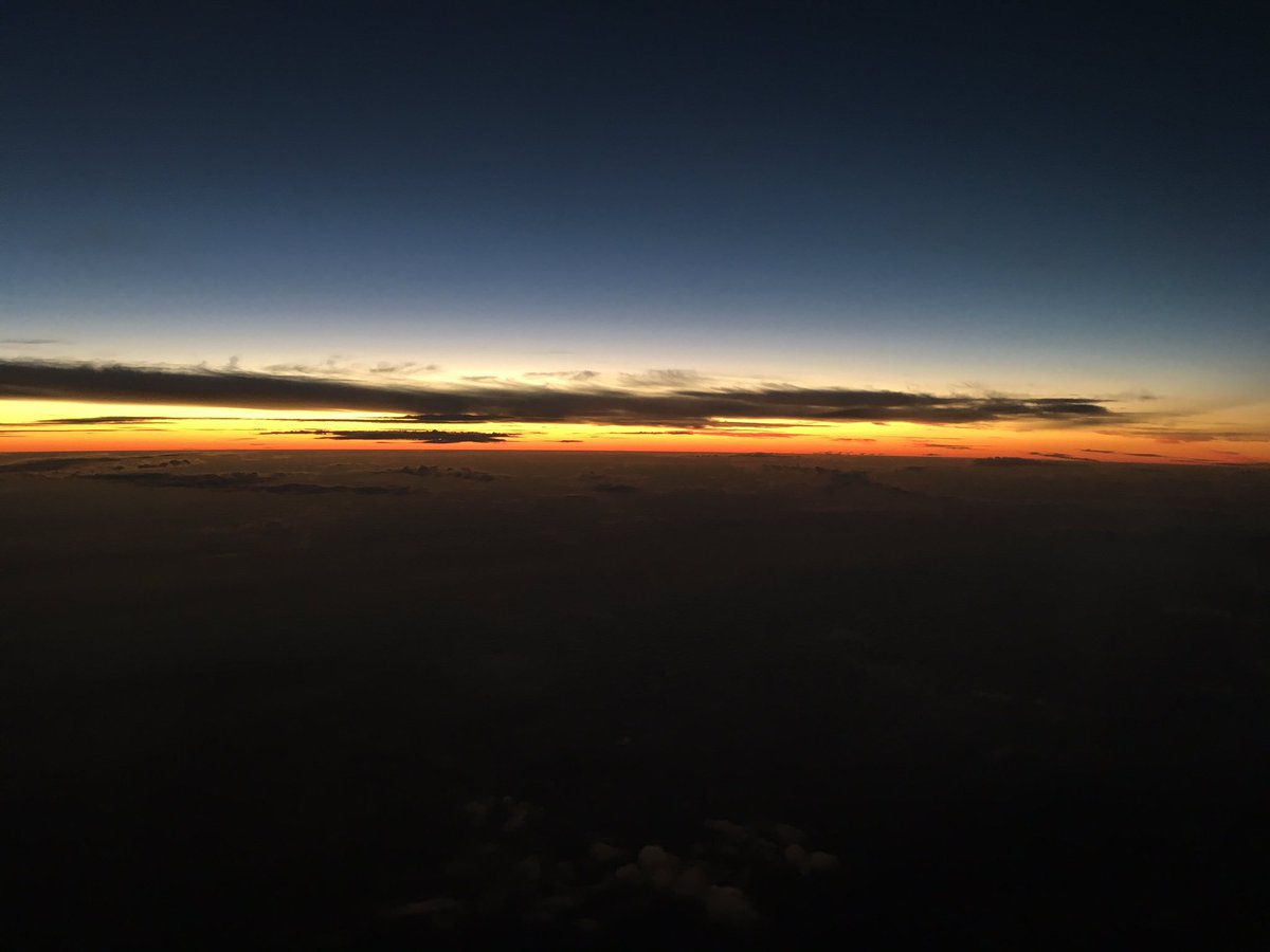 Tommylism's tweet photo. We are treated to an amazing African sunset as we head north from Cape Town to London #nofilter #BA58 https://t.co/i62bBZxIYf