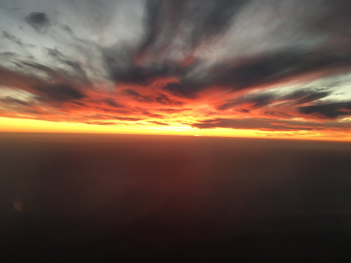 Tommylism's tweet photo. We are treated to an amazing African sunset as we head north from Cape Town to London #nofilter #BA58 https://t.co/i62bBZxIYf