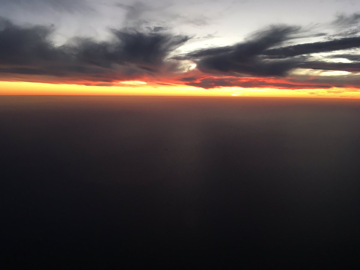 Tommylism's tweet photo. We are treated to an amazing African sunset as we head north from Cape Town to London #nofilter #BA58 https://t.co/i62bBZxIYf
