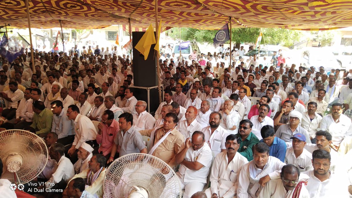 INCMaharashtra's tweet photo. .@INCIndia, @NCPspeaks व मित्रपक्षांच्या महाआघाडीचे यवतमाळ-वाशीम लोकसभा मतदारसंघाचे उमेदवार मा. माणिकराव ठाकरे यांनी प्रचंड जनसमुदायाच्या उपस्थितीत उमेदवारी अर्ज दाखल केला. 
त्यांना प्रचंड बहुमताने विजयी करा. #JaiHo https://t.co/tUfGWdA6DZ