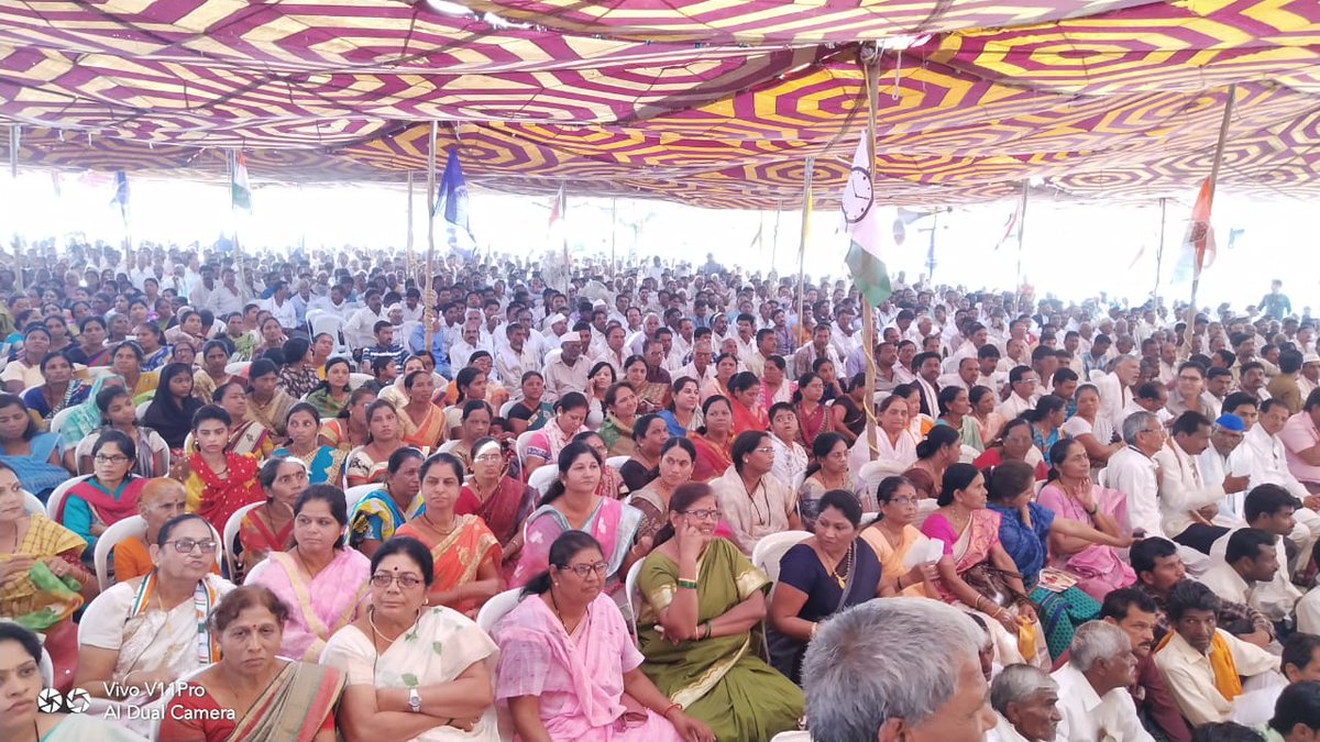INCMaharashtra's tweet photo. .@INCIndia, @NCPspeaks व मित्रपक्षांच्या महाआघाडीचे यवतमाळ-वाशीम लोकसभा मतदारसंघाचे उमेदवार मा. माणिकराव ठाकरे यांनी प्रचंड जनसमुदायाच्या उपस्थितीत उमेदवारी अर्ज दाखल केला. 
त्यांना प्रचंड बहुमताने विजयी करा. #JaiHo https://t.co/tUfGWdA6DZ