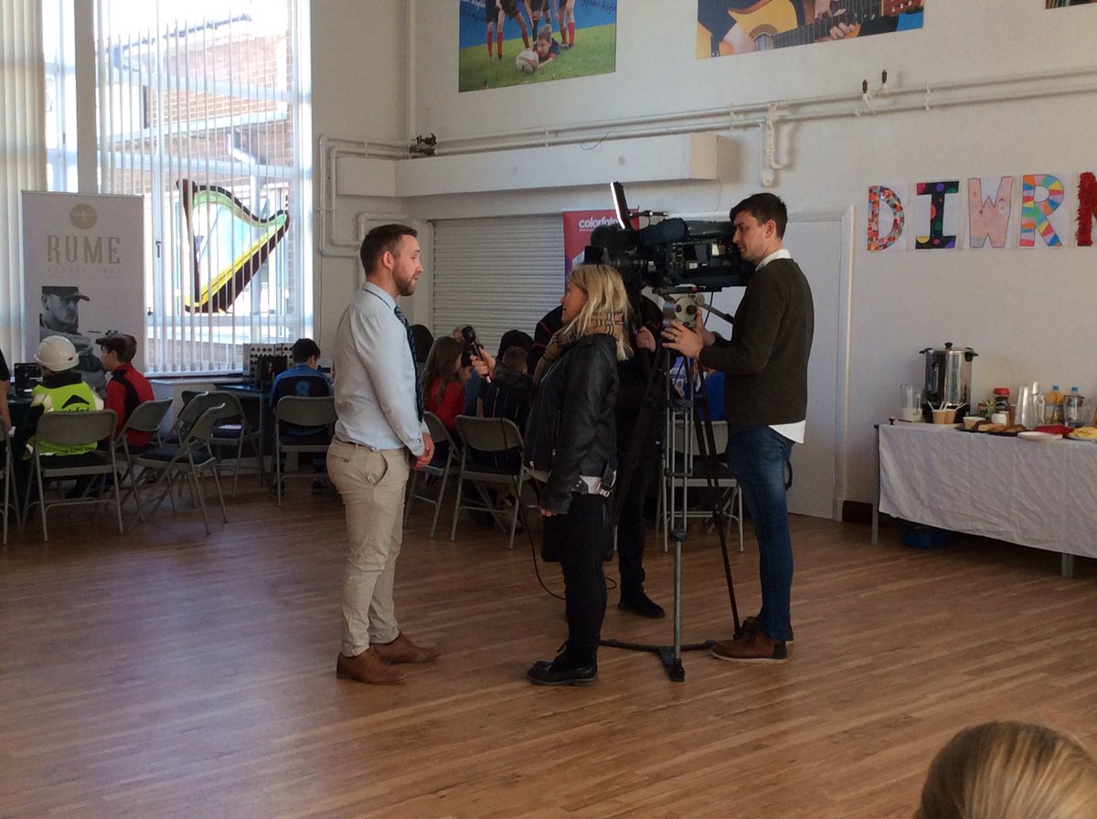 BroEirwg's tweet photo. Y plant wrth eu boddau yn cyfweld â phartneriaid busnesau lleol. The children enjoying their morning interviewing local business partners. #diwrnoduchelgais https://t.co/8Sal32TcWB