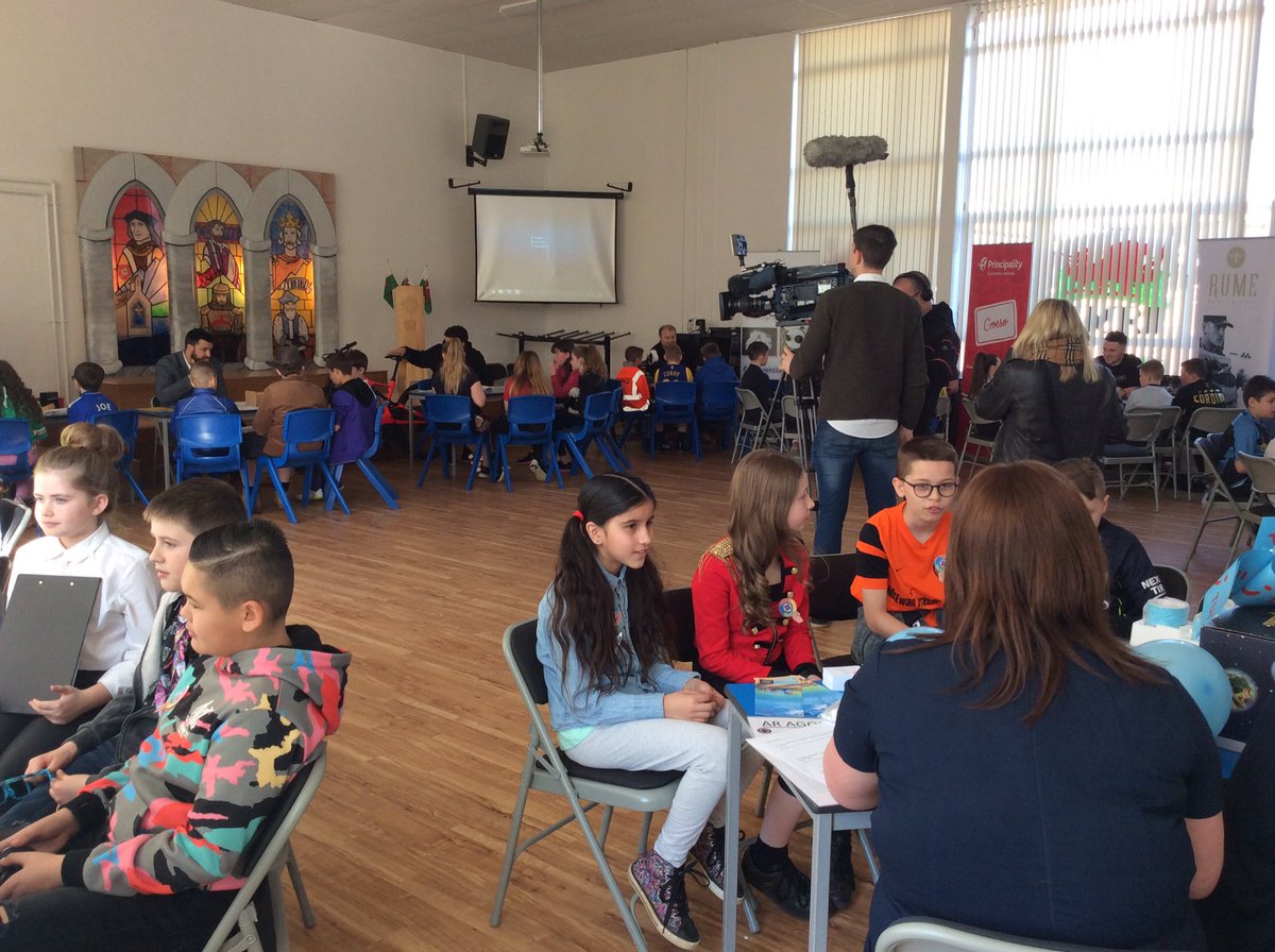 BroEirwg's tweet photo. Y plant wrth eu boddau yn cyfweld â phartneriaid busnesau lleol. The children enjoying their morning interviewing local business partners. #diwrnoduchelgais https://t.co/8Sal32TcWB