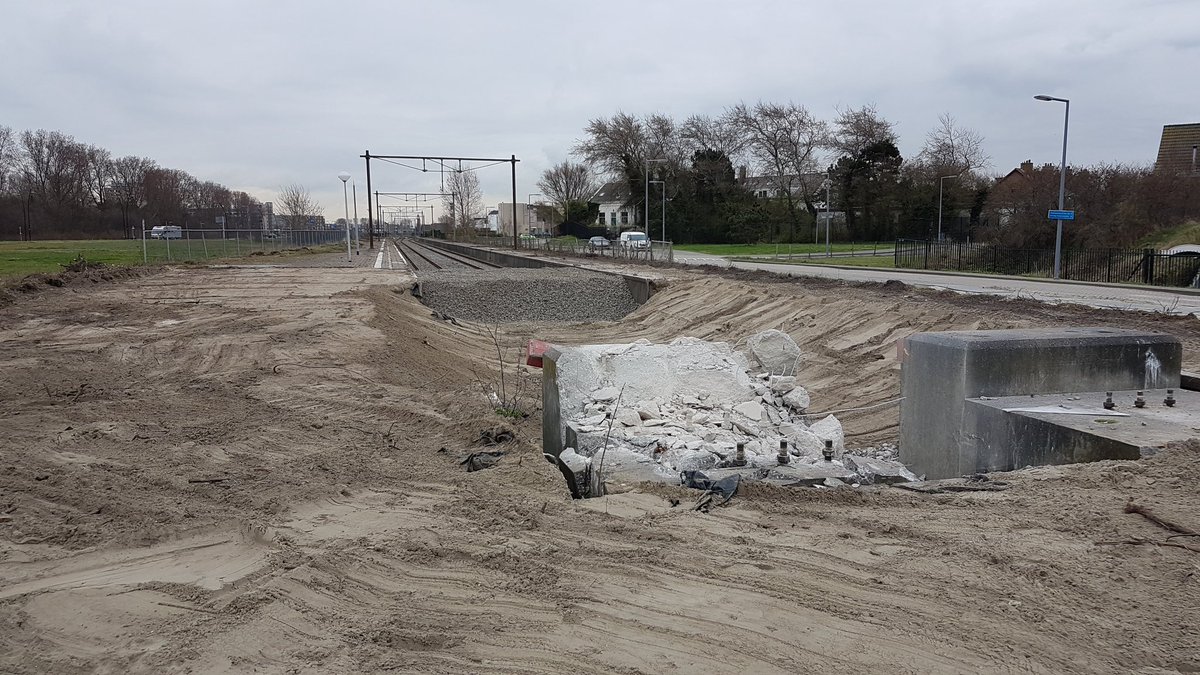 DennisvanSchie's tweet photo. Werkzaamheden bij voormalig station Hoek van Holland Strand per direct stilgelegd. Vrees voor chaos als bij #Strandopening op #Hemelvaartsdag 100.000 man hierheen komt en de Strandweg afgesloten is. Na einde strandseizoen in september hervatting werkzaamheden. https://t.co/Ek7d3F110z