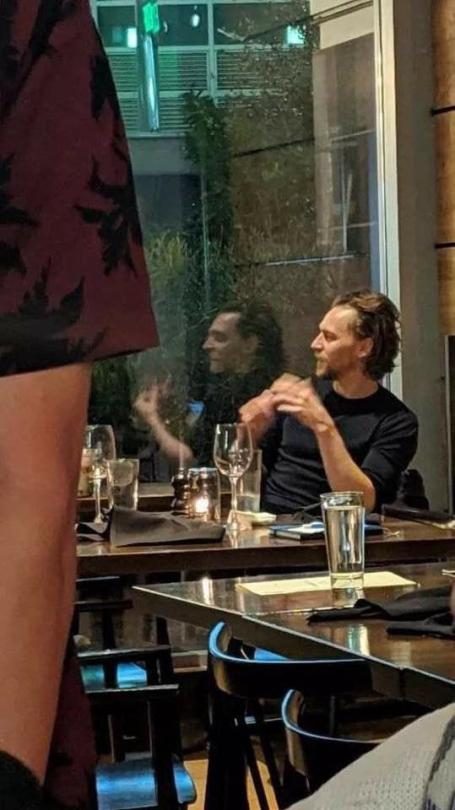 alongauloveme's tweet photo. Quello riflesso è Loki o??? https://t.co/YhJObQi7Dn