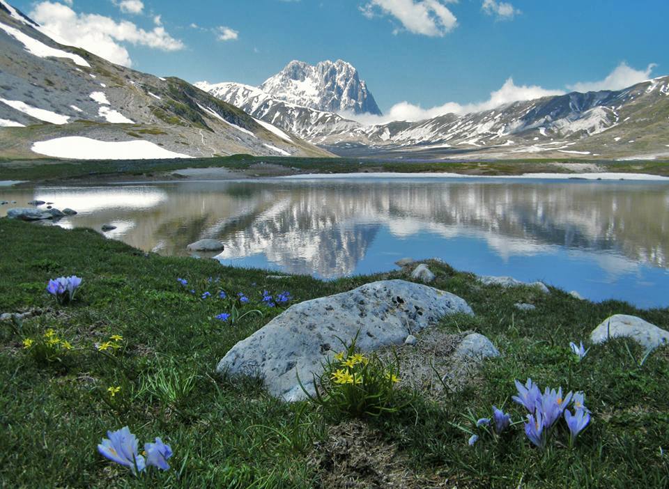 Der wundeschöne Pietranzoni See liegt in den schneebedeckten Gran Sasso Gipfeln in der Nähe von Campo Imperatore. Ein kleines Gewässer, wo sich die reizende umliegende Natur spiegelt. Mehr Infos hier bit.ly/2EWJa0S
#abruzzo #Tourismus #wildabruzzo #smartabruzzo