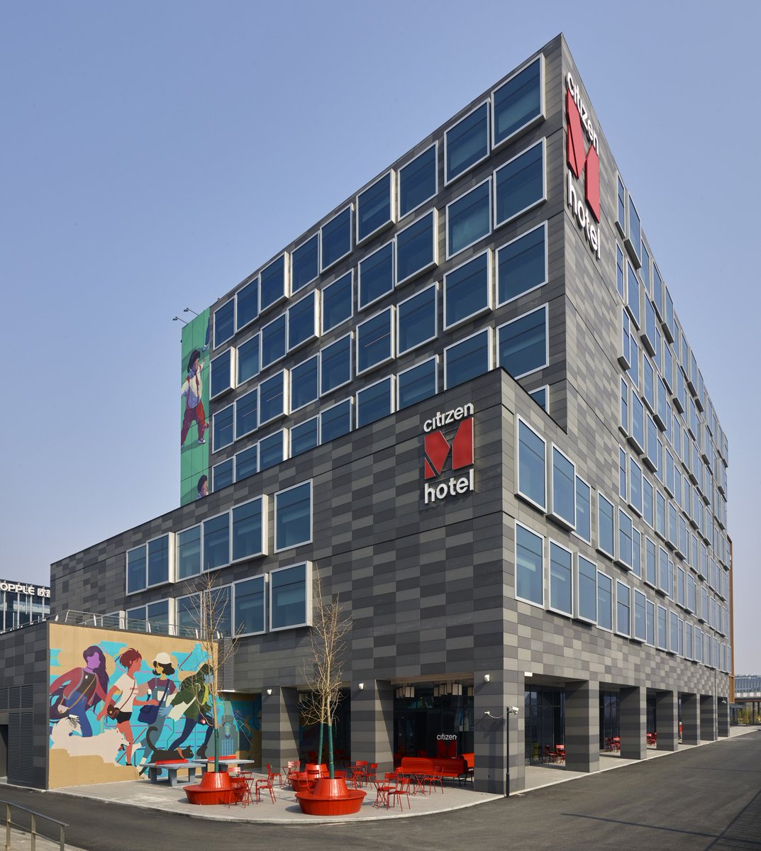 Nouvel investisseur : GIC intègre le capital de <a href="/citizenM/">citizenM hotels</a> à hauteur de 25%, le groupe hôtelier néerlandais est valorisé ainsi à 2 milliards d'euros GIC se joint aux deux actionnaires existants KRC et APG, pour soutenir son expansion internationale.#hotels #design #investment
