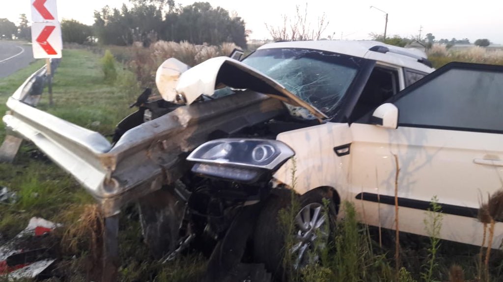 02265Info's tweet photo. ⚠️ #Urgente #CnelVidal
Se pasó de largo la curva del km 340 y el guaedarail atravesó el auto. Se salvó de milagro 

 El conductor, que viajaba solo, se pasó de largo la curva e impacto de lleno contra la contención, que atravesó el automóvil de lado a lado. https://t.co/T3wQXMAkhJ