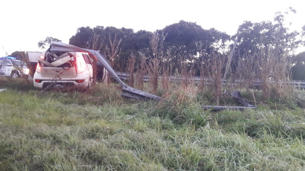 02265Info's tweet photo. ⚠️ #Urgente #CnelVidal
Se pasó de largo la curva del km 340 y el guaedarail atravesó el auto. Se salvó de milagro 

 El conductor, que viajaba solo, se pasó de largo la curva e impacto de lleno contra la contención, que atravesó el automóvil de lado a lado. https://t.co/T3wQXMAkhJ