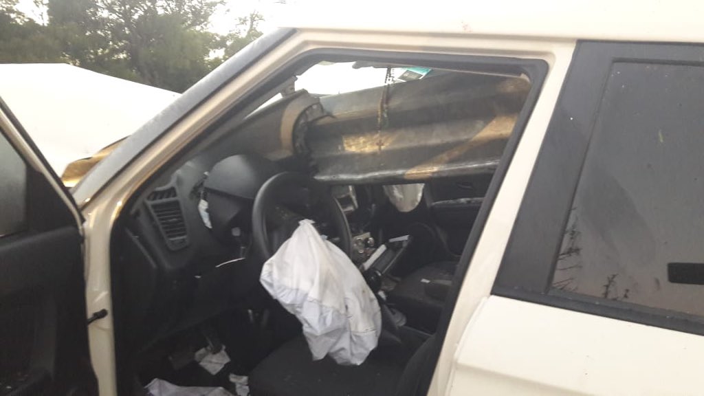 02265Info's tweet photo. ⚠️ #Urgente #CnelVidal
Se pasó de largo la curva del km 340 y el guaedarail atravesó el auto. Se salvó de milagro 

 El conductor, que viajaba solo, se pasó de largo la curva e impacto de lleno contra la contención, que atravesó el automóvil de lado a lado. https://t.co/T3wQXMAkhJ