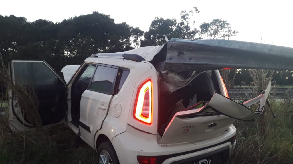02265Info's tweet photo. ⚠️ #Urgente #CnelVidal
Se pasó de largo la curva del km 340 y el guaedarail atravesó el auto. Se salvó de milagro 

 El conductor, que viajaba solo, se pasó de largo la curva e impacto de lleno contra la contención, que atravesó el automóvil de lado a lado. https://t.co/T3wQXMAkhJ