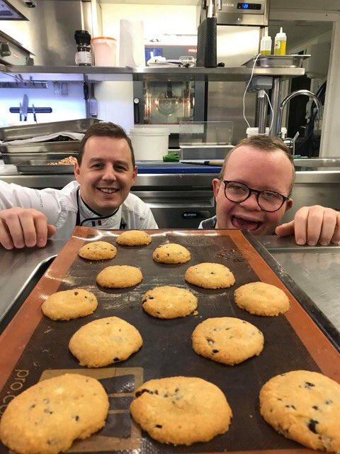 Un bon moment de joie et de complicité autour des cookies, entre le chef nouvellement étoilé ⭐️Julien Hennote du <a href="/Castelbrac/">Castelbrac</a> et Vianney, assistant en cuisine et « gouteur » officiel ! 🍪😃 #Diadème #Handicap #insertion #inclusion