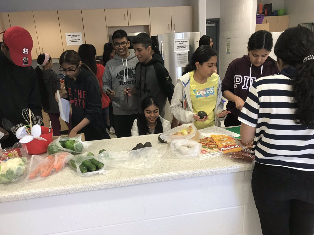 SelmaRampersaud's tweet photo. BF’s gr. 7 &amp; 8 COY cooking club fun! #berylford #cookingclub #teamwork #peelschools #cooperation https://t.co/mzkqXGxlir