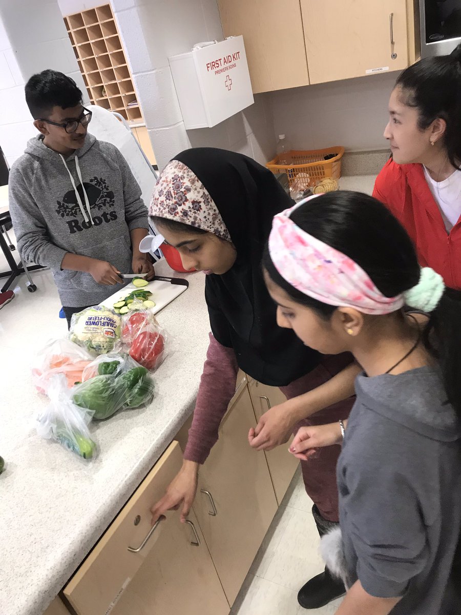 SelmaRampersaud's tweet photo. BF’s gr. 7 &amp; 8 COY cooking club fun! #berylford #cookingclub #teamwork #peelschools #cooperation https://t.co/mzkqXGxlir