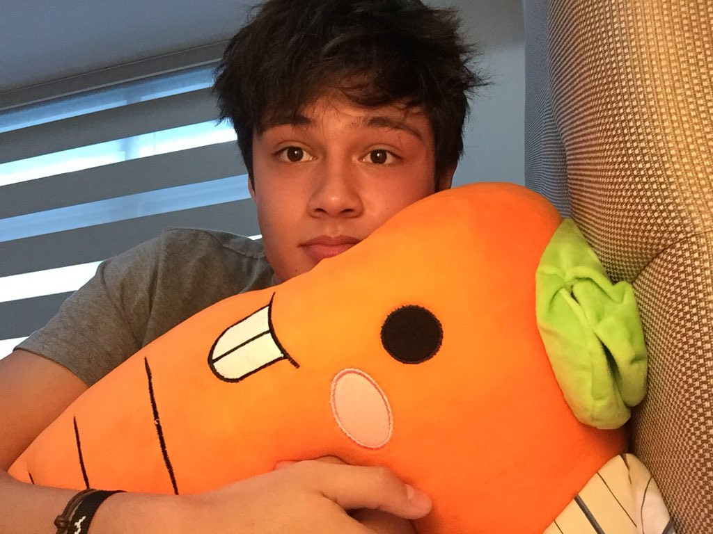 rhys_miguel's tweet photo. Fave pillow sobrang malambot thank you!!! 🥕🧡 https://t.co/cllqusUc4n