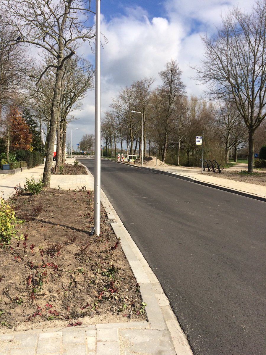 JJolandadejong's tweet photo. Schoolstraat Vleuten, is klaar. Is erg mooi geworden, breed voetpad, geluiddempend, mooie aangelegde perken, goede verlichting. Dit mag ook wel eens gezegd worden 👍@GemeenteUtrecht @wijkbureauVDM https://t.co/iyWxW6Axd4