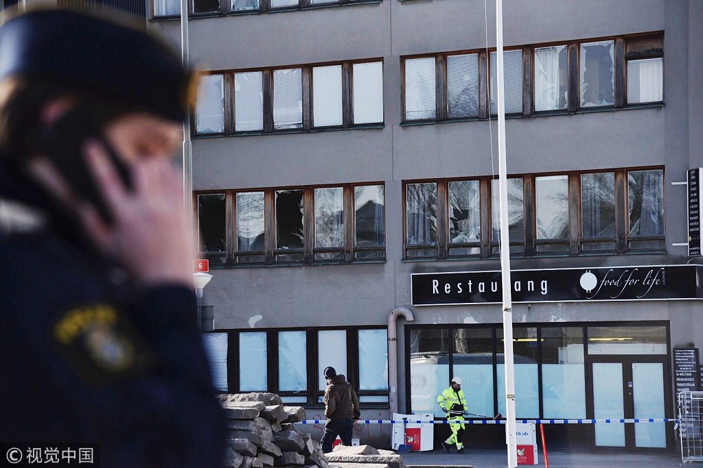 CGTNRadio's tweet photo. Several people were injured Wednesday in a blast in #Stockholm. The explosion occurred in the suburb of #Vinsta in western Stockholm, damaged a hotel, cars and the facades of nearby houses. https://t.co/egKoxgIf7i https://t.co/lmZuJSRXpy