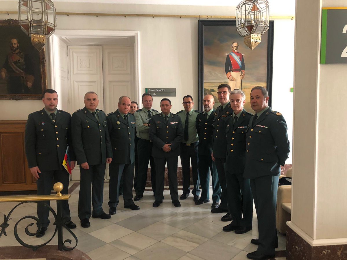 AUGC_Comunica's tweet photo. #ÚLTIMAHORA

VERGONZOSO‼️

👉Esta es la situación actual en la Dirección General @guardiacivil 

Los representantes de los #GuardiasCiviles esperando a que llegue el Ministro del Interior para aclararnos todo lo acontecido estas últimas semanas sobre la #EquiparaciónSalarial https://t.co/KTZCOiS1v0