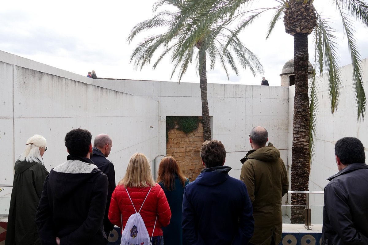 esbaluardmuseu's tweet photo. Presentam nova publicació! 📚📚 Un recull de les conclusions de la taula de treball que es va celebrar dins la #CarteBlance al Complex cultural d'Es Baluard «Invisible» amb #FormattingArchitecture, col·lectiu associat al museu.
➡️ Consulta gratuïta: https://t.co/4n4zKgOVCQ https://t.co/jNX64utbyP