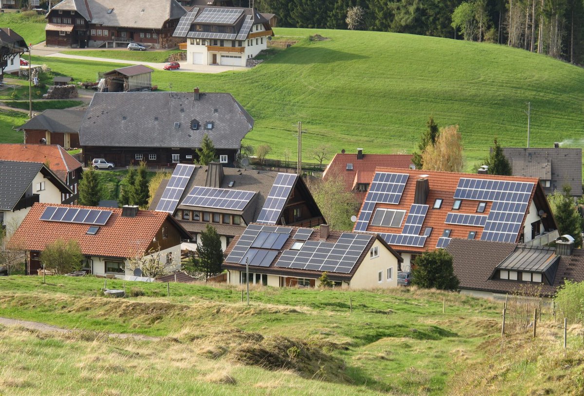 space10_journal's tweet photo. Launching the latest #WorldEnergyReport, @IEA 's executive director said that ‘if the world is serious about meeting its climate targets, then, as of today, there needs to be a systematic preference for investment in sustainable energy technologies‘. 

Technologies like #solar. https://t.co/UfA8Hv74Vn