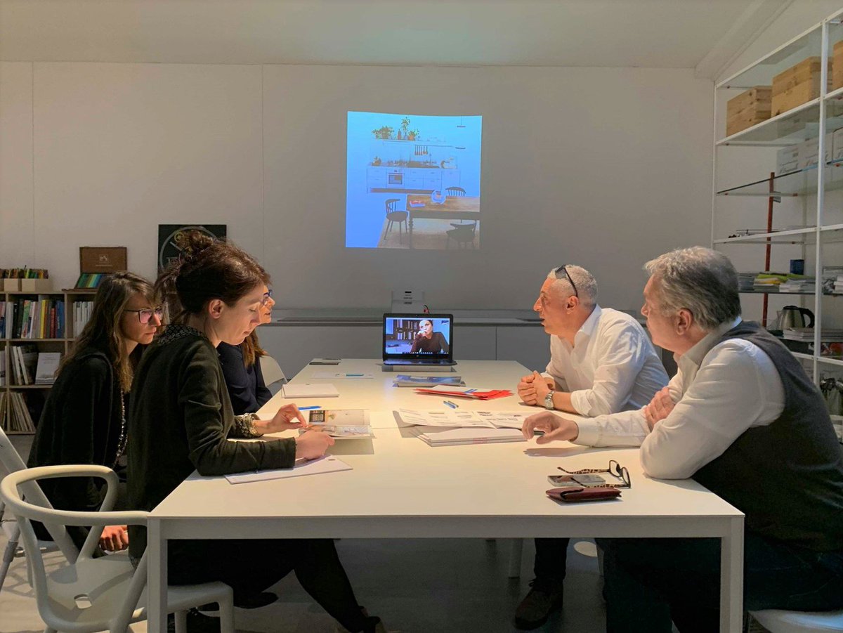 Appena concluso il meeting con Alpes Inox, la #cucina in acciaio inox modulare, contestualizzabile in ogni ambiente grazie alle qualità materiche e all’estetica pulita e iconica. #pialorsiinteriorworkshop #interni #design
