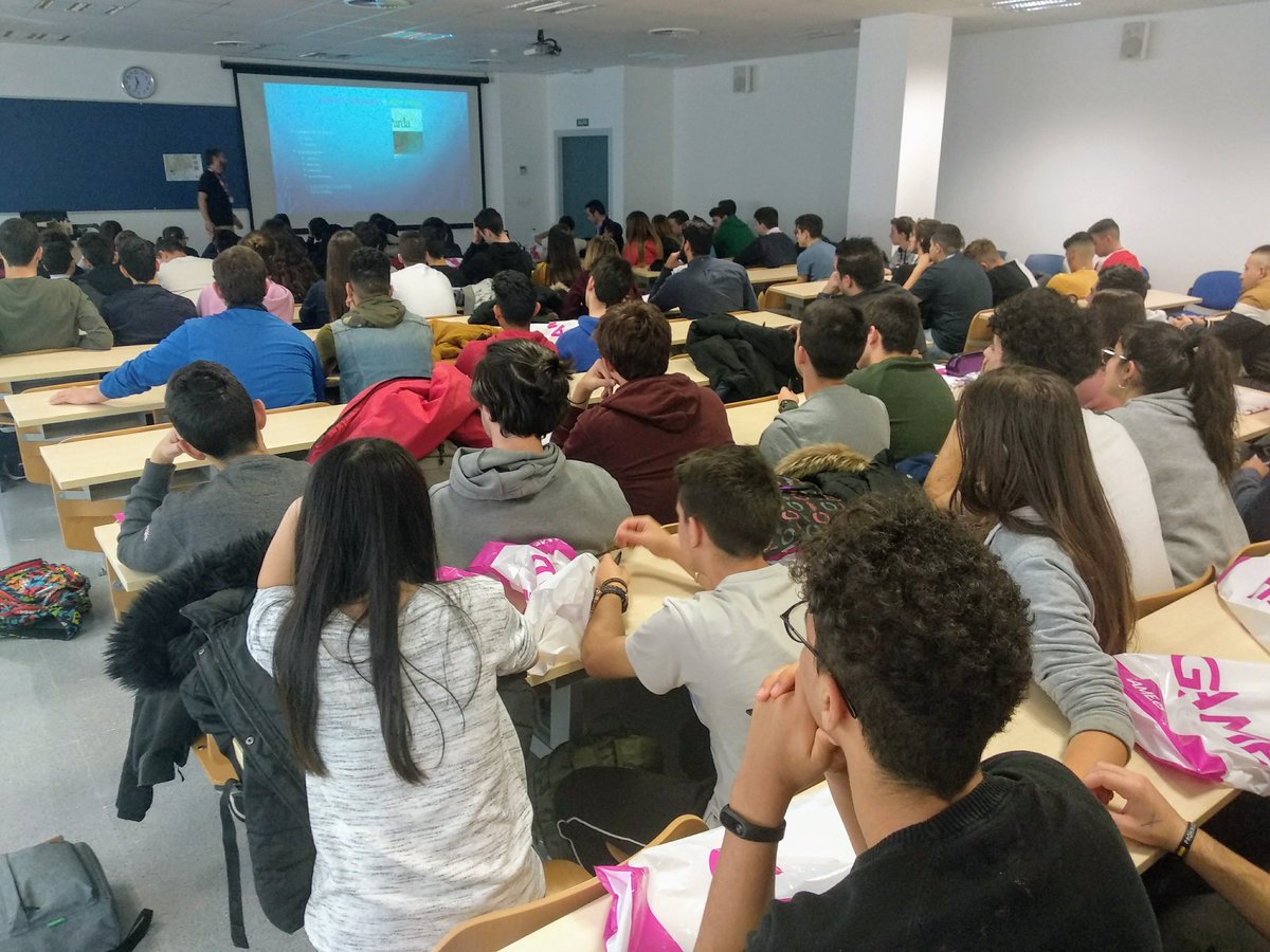 Kiko Rivera de <a href="/DivercienciaAlg/">DivercienciAlgeciras</a> nos habla de la #tecnologia como vía educacional para una salida al mundo laboral en la segunda conferencia  de #TechWeekCG #Campodegibraltar Edif. I+D+i #Algeciras