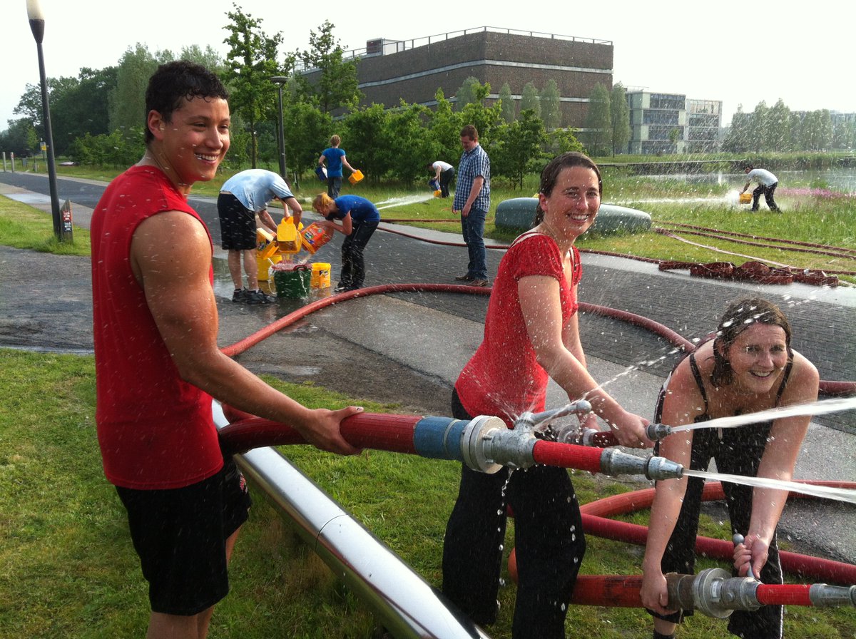 Wil jij jouw collega wel eens drijfnat spuiten? #bedrijfsuitje #teambuilding #brandweer