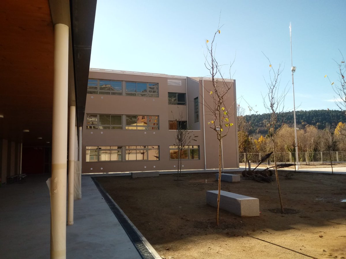 ventanasuin2's tweet image. Ventanas uin2 está presente el nuevo instituto de Berga. Es el #edificio de uso público más grande hecho nunca en #madera en Catalunya. Proyecto realizado por Fabregat&amp;amp;Fabregat #arquitectos. elpuntavui.cat/societat/artic…