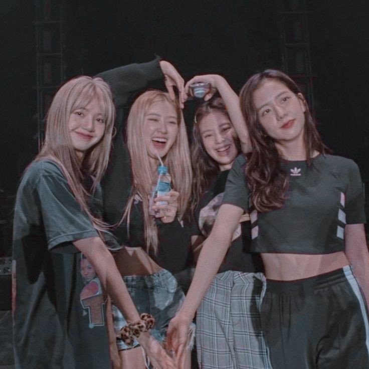 ChaAuh's tweet photo. #BLAKPINK. 💁💛 https://t.co/rL2njgCkza