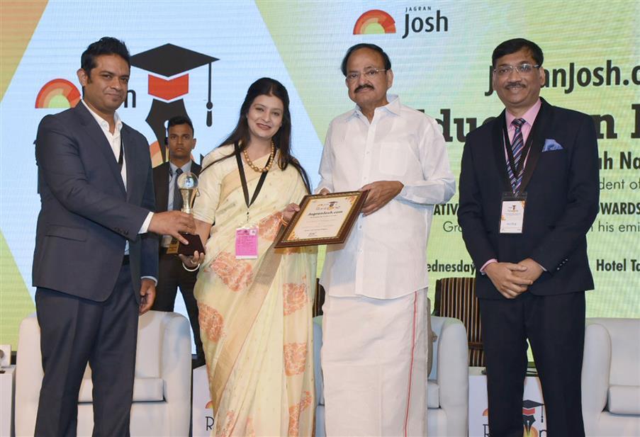 The Vice President M. Venkaiah Naidu presenting the Awards of ‘Ranking of Engineering &amp; Management Educational Institutes in India’ organised by Jagran Prakashan Group in New Delhi.