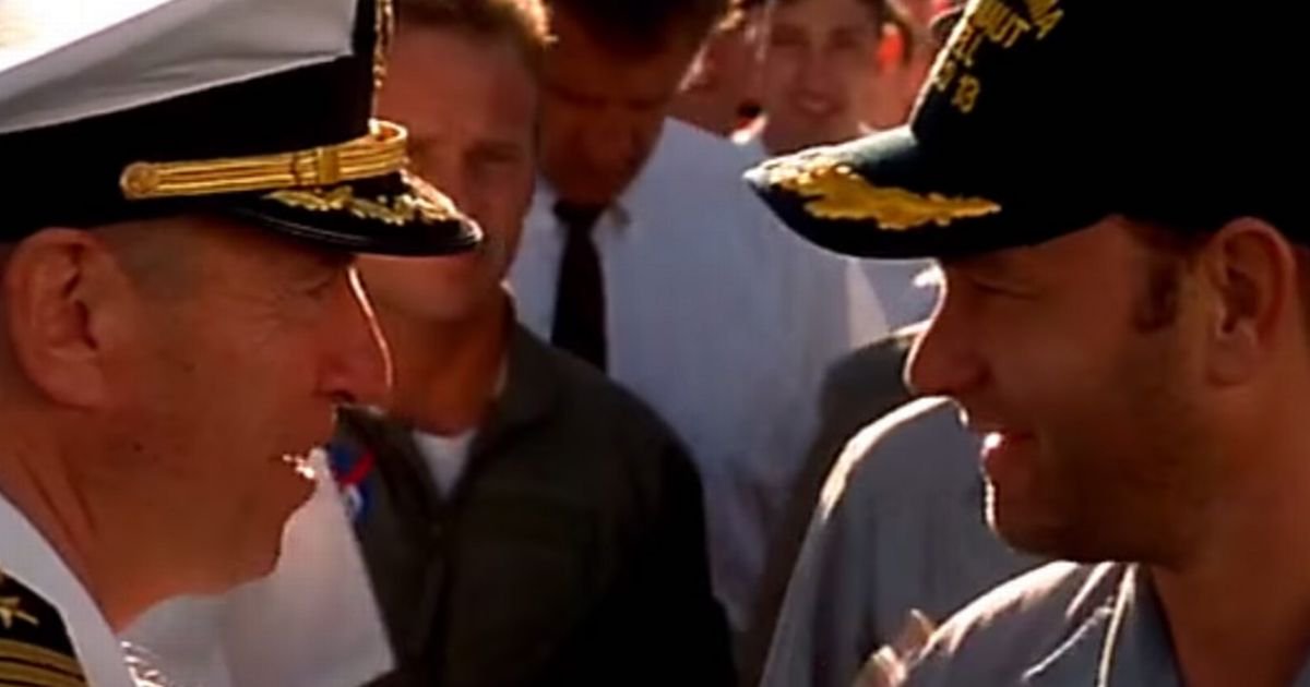 Tansoku102cm 短足沼地人 映画のアポロ13号ネタ 最後のイオージマ 出演は先述のニューオーリンズ で回収シーンの艦長役の人 13号船長のジム ラヴェル本人 本当は回収艦隊の提督役オファーだったらしいですが ラヴェルが 私は海軍大佐だった