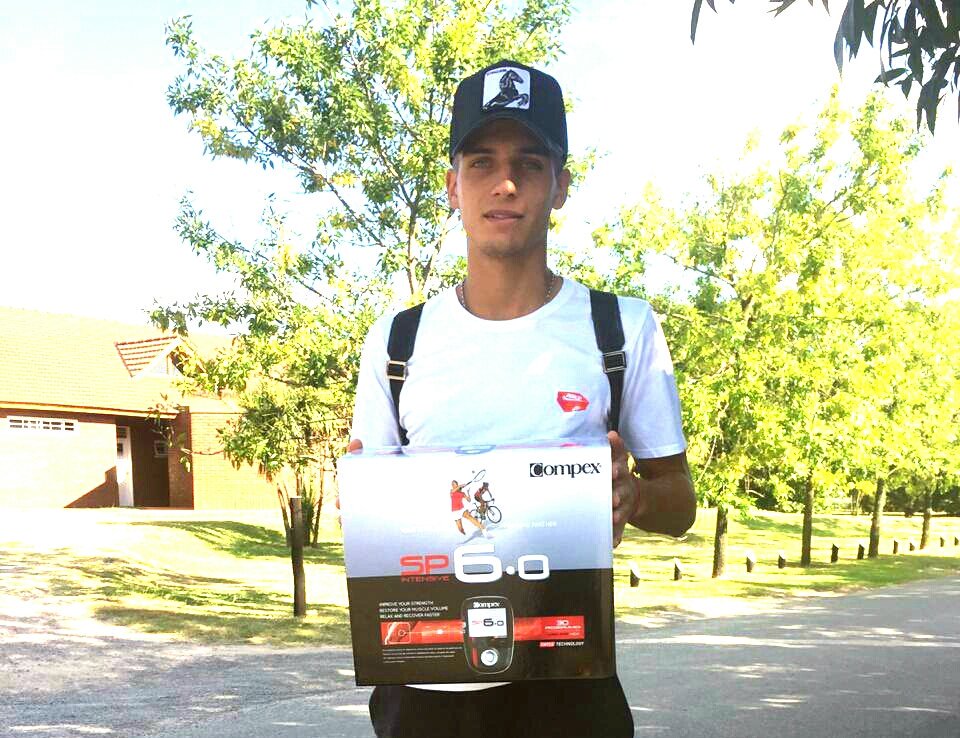 CompexS's tweet photo. #NicolasDominguez, jugador del Club Atletico @Velez, también utiliza la tecnología inalámbrica de #Compex para mejorar su rendimiento!

#recuperación #entrenamiento #potencia #atleta #Velez #Superliga #MiCompex #SP6 #CompexSudamerica #EbisuMed https://t.co/j3qtlG3GSl