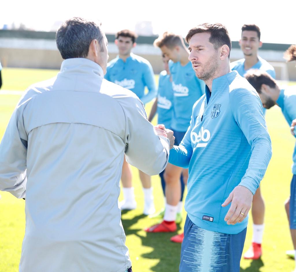 Messi, saludando a Valverde (Foto: FCB).